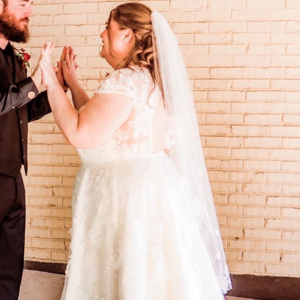 Ivory Lace Veil. Fingertip length.